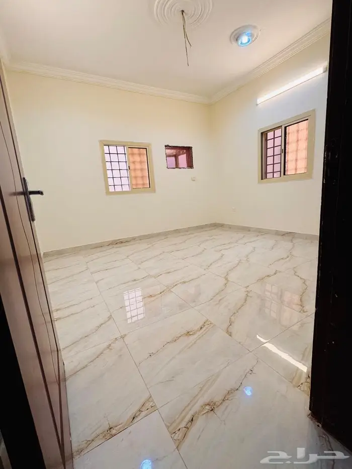 شقه للايجار 3 غرف وصالة بحي الريان 7