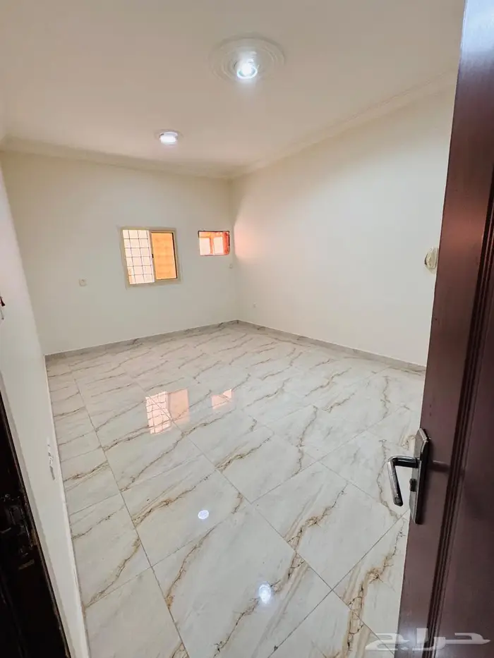 شقه للايجار 3 غرف وصالة بحي الريان 5