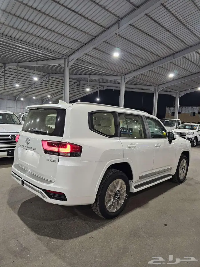 تويوتا لاندكروزر GXR L4 بنزين موديل 2025 1
