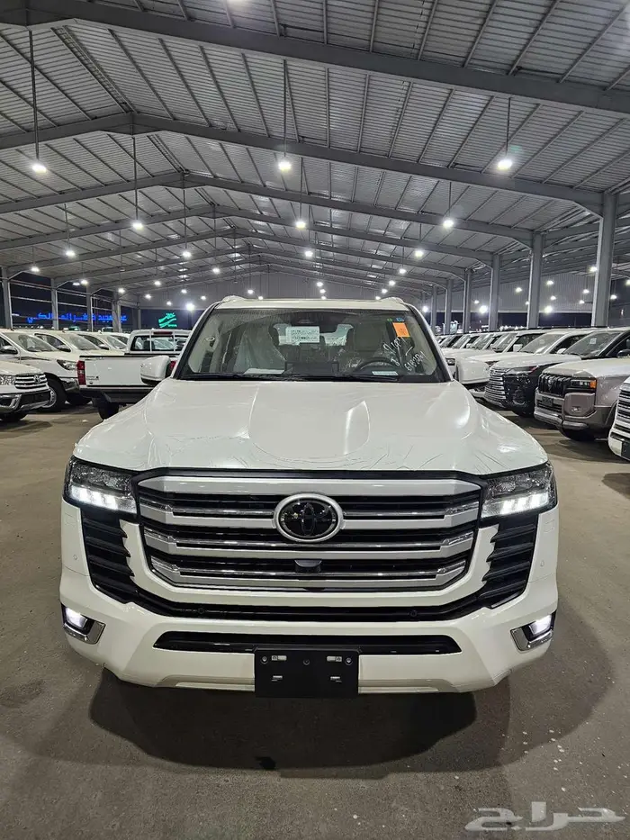 تويوتا لاندكروزر GXR L4 بنزين موديل 2025 0