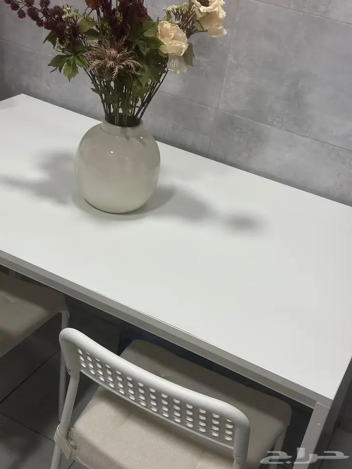 طاولة طعام حجم كبير مع كرسيين جديده ايكيا 0