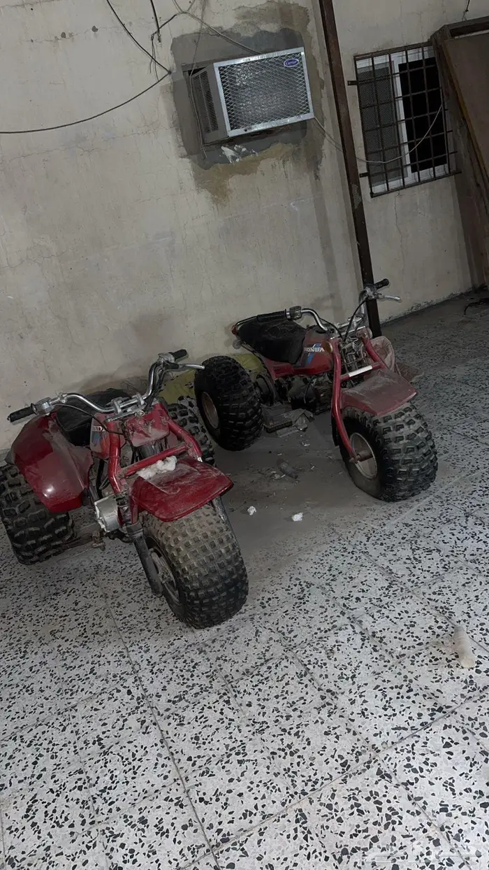 للبيع دبابات هوندا ثلاث كفرات حجم 110 و 200 4