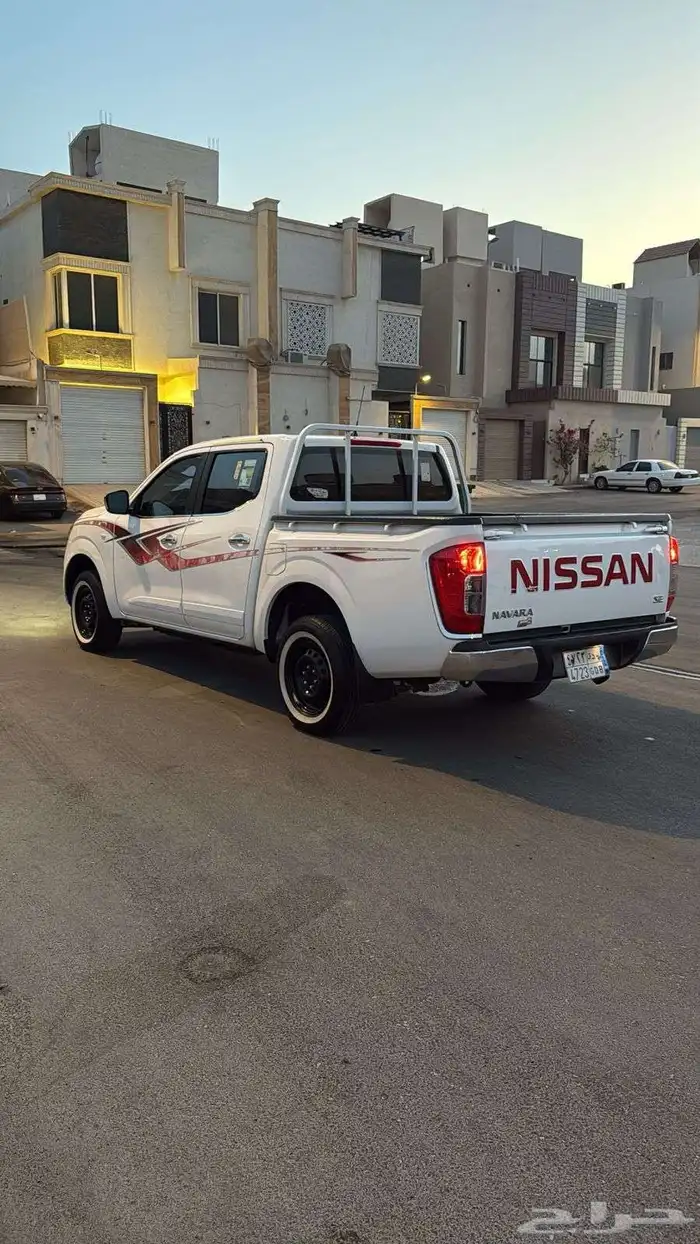 نيسان نيفارا 8