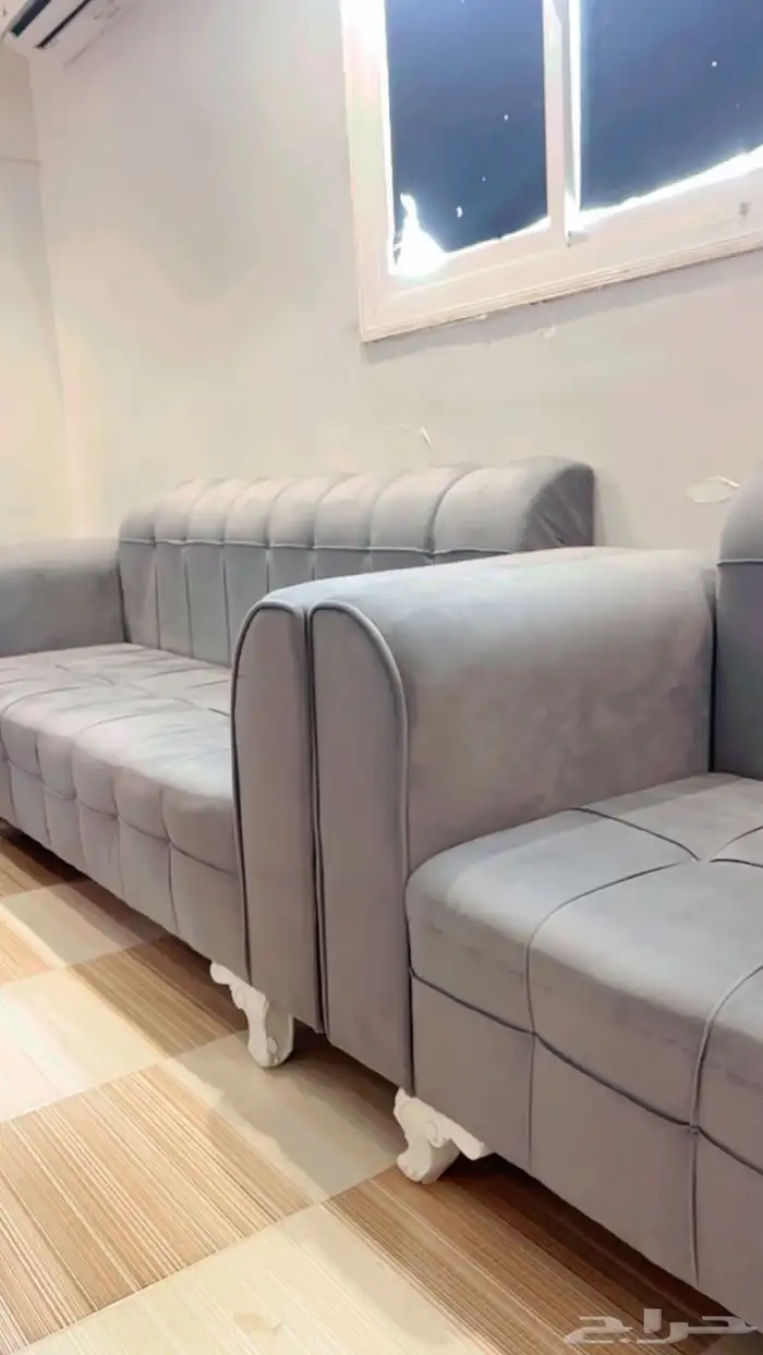 كنب خمس قطع مع طاوله صغيره له 0