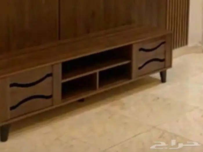 شاشات عاديه. وطاولات وابواب خشب عدد8 وشبابيك 1