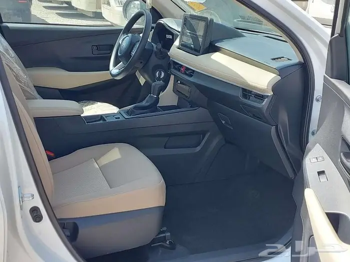 تويوتا يارس واى بلس بنزين موديل 2026 4