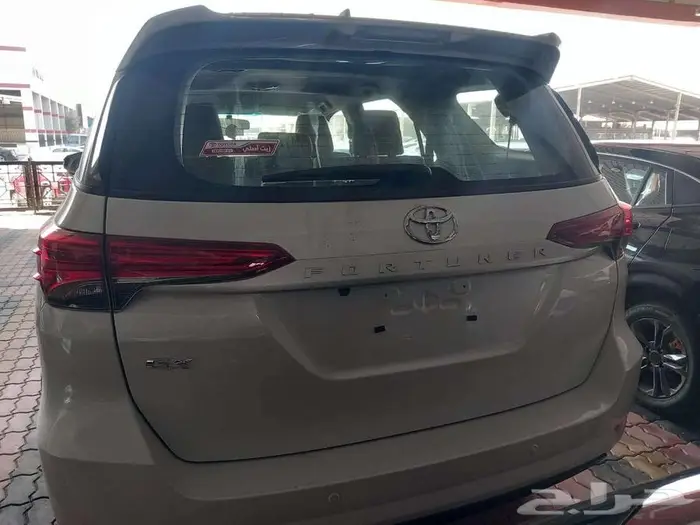 تويوتا فورتشنر GX بنزين بدون دبل أبيض 2025 3