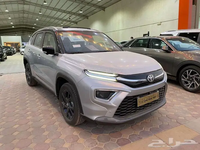 تويوتا اوربان كروزر 2025 4 كاميرات محيطية فتحة سقف بانوراما 1