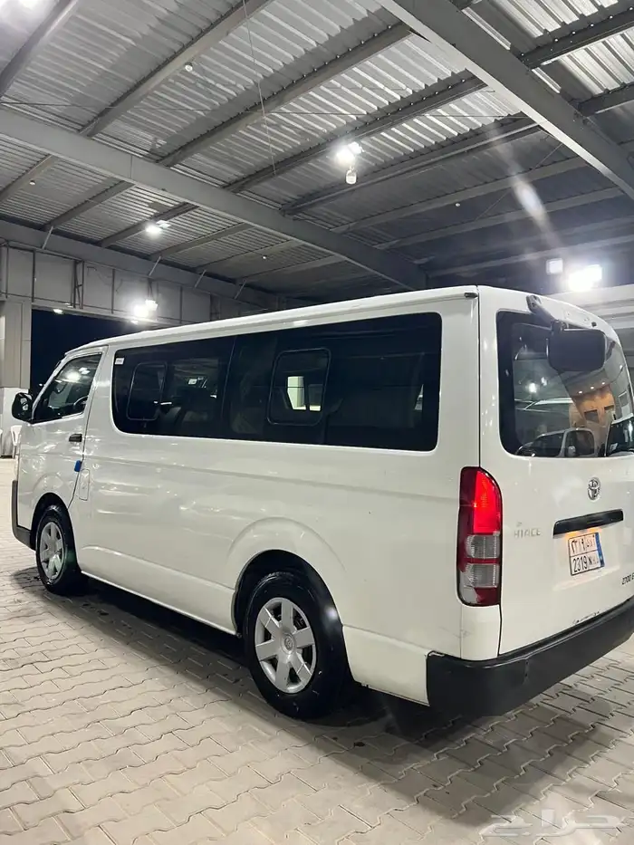 باص تويوتا 15 راكب موديل 2014 بنزين 8