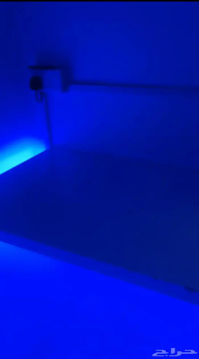 طاوله قيمر شكل L مع اضاءة الوان 0