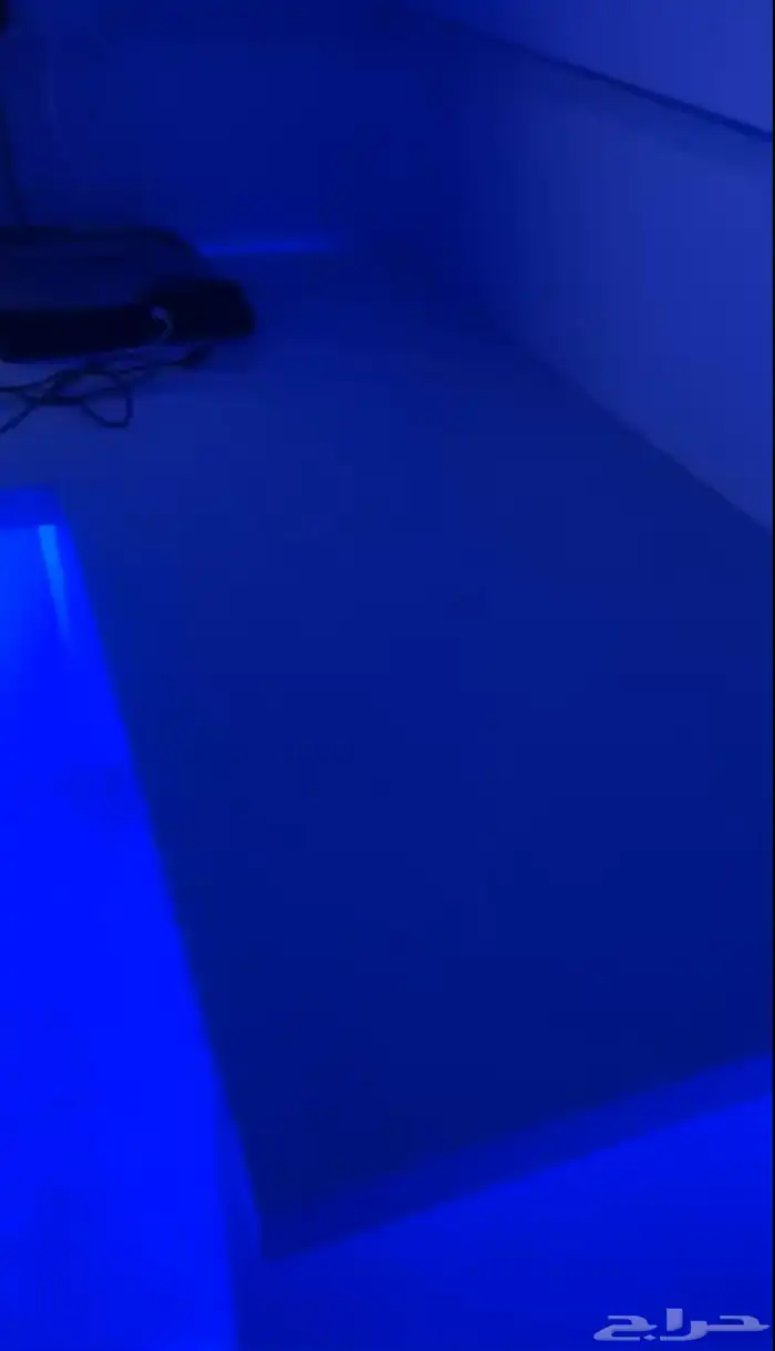 طاوله قيمر شكل L مع اضاءة الوان 2