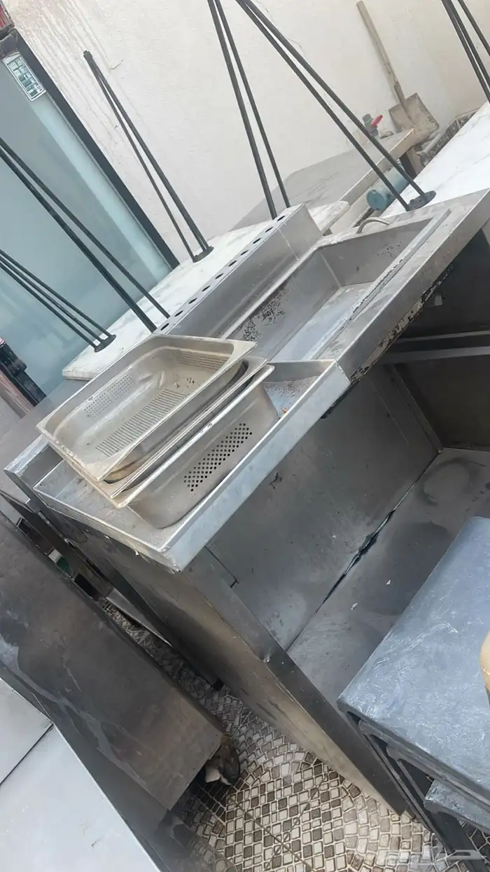 مكينة شاورما وثلاجه دوالب بابين ومكينة لقيمات مع قاعدتها 3