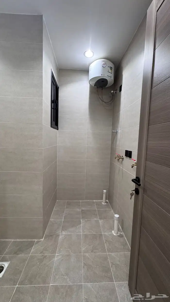 للبيع شقه 6 غرف مع سطح مصعد جاهز 550 الف حى الضيافه 9