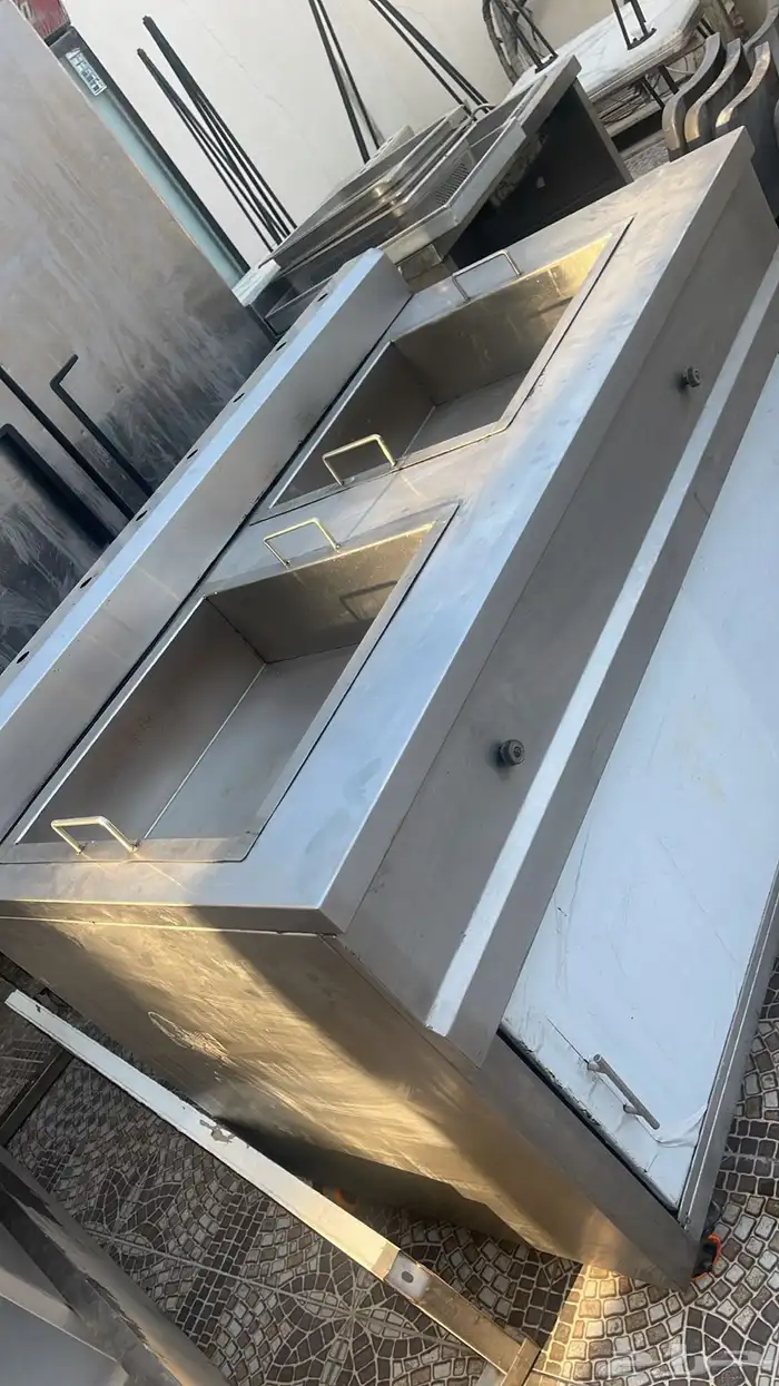 مكينة شاورما وثلاجه دوالب بابين ومكينة لقيمات مع قاعدتها 4