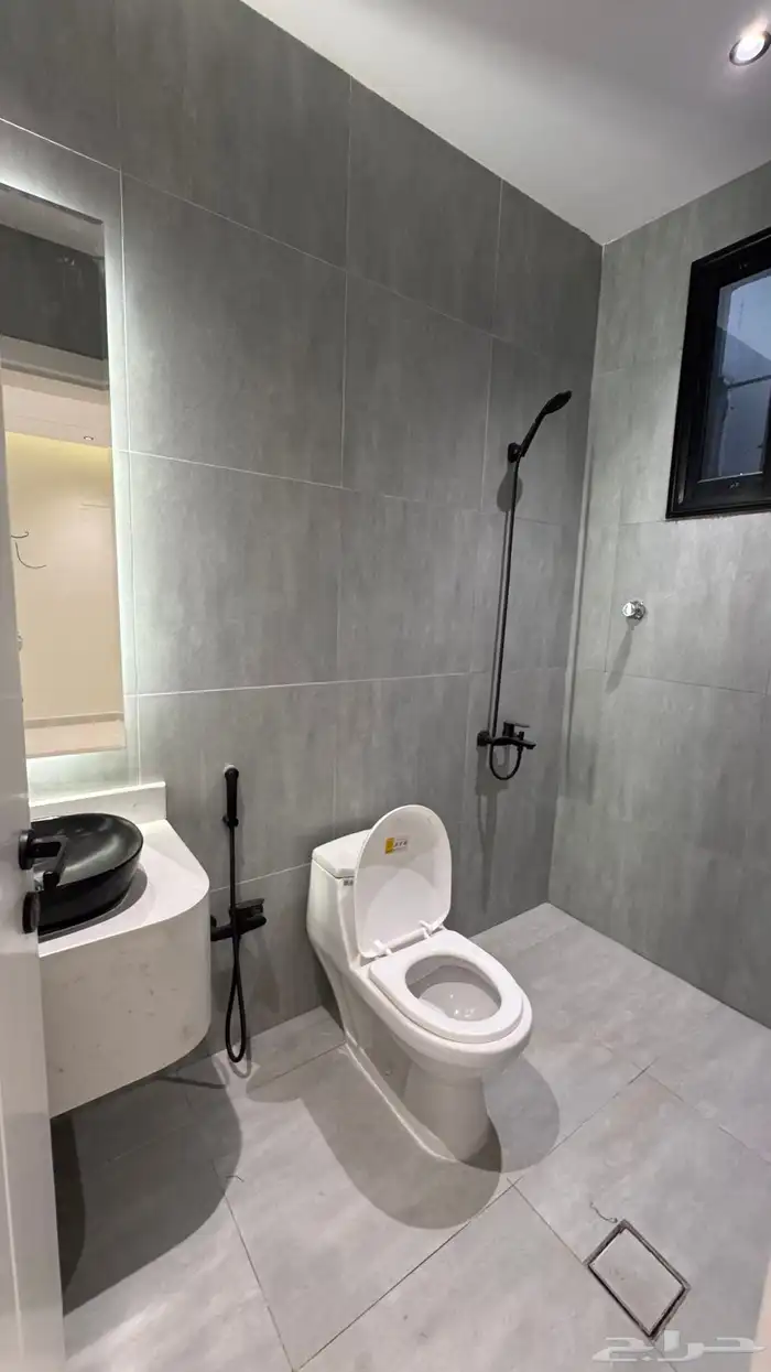 للبيع روف علوى مع ملحق مداخل مستقله من 600 الف بالخميس 17