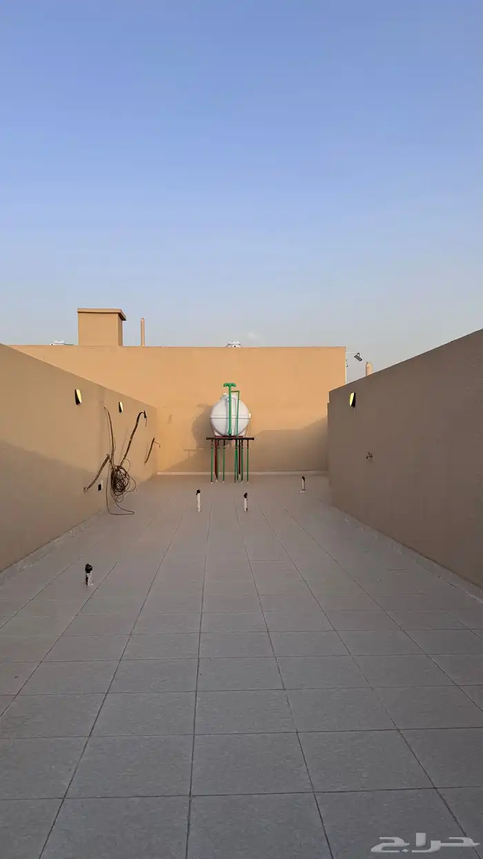 للبيع شقه 6 غرف مع سطح مصعد جاهز 550 الف حى الضيافه 20