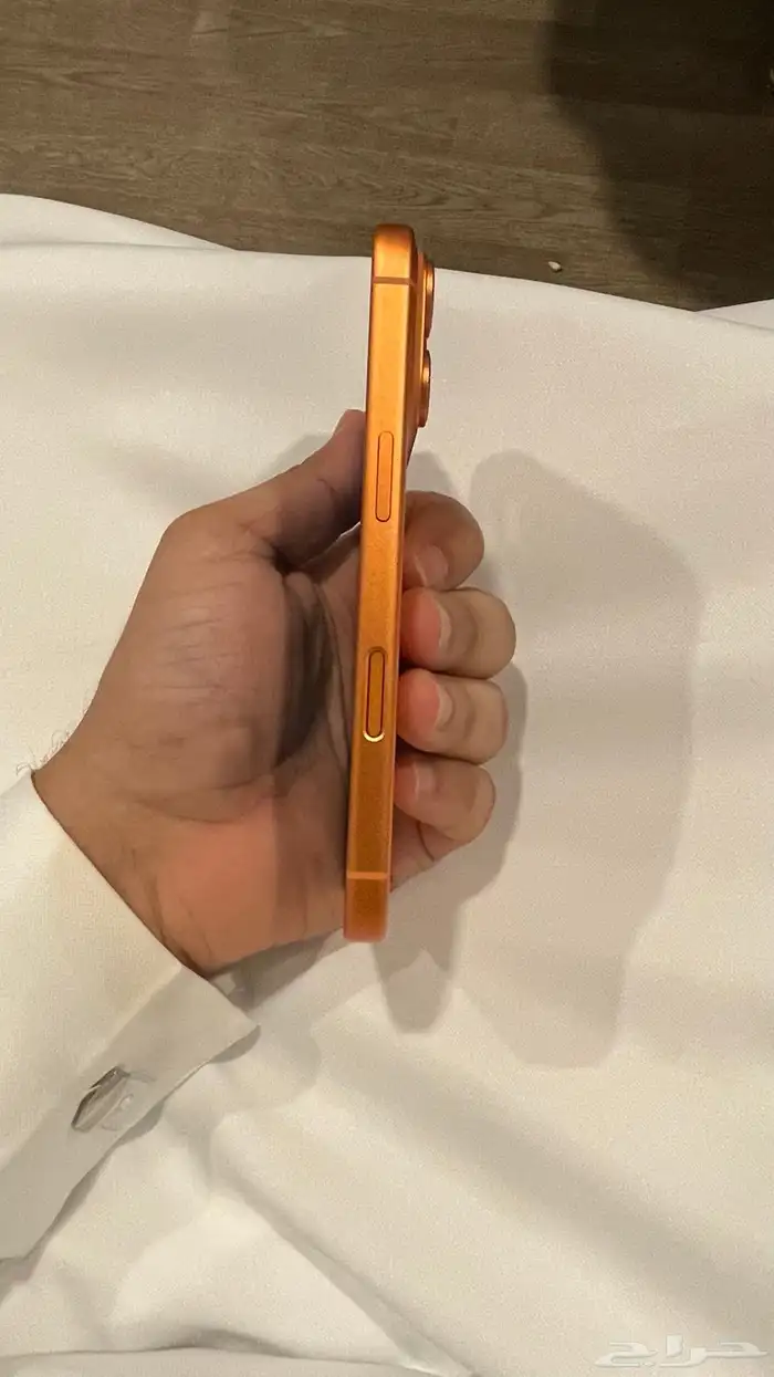 جوال ايفون 17 برو برتقالي 3