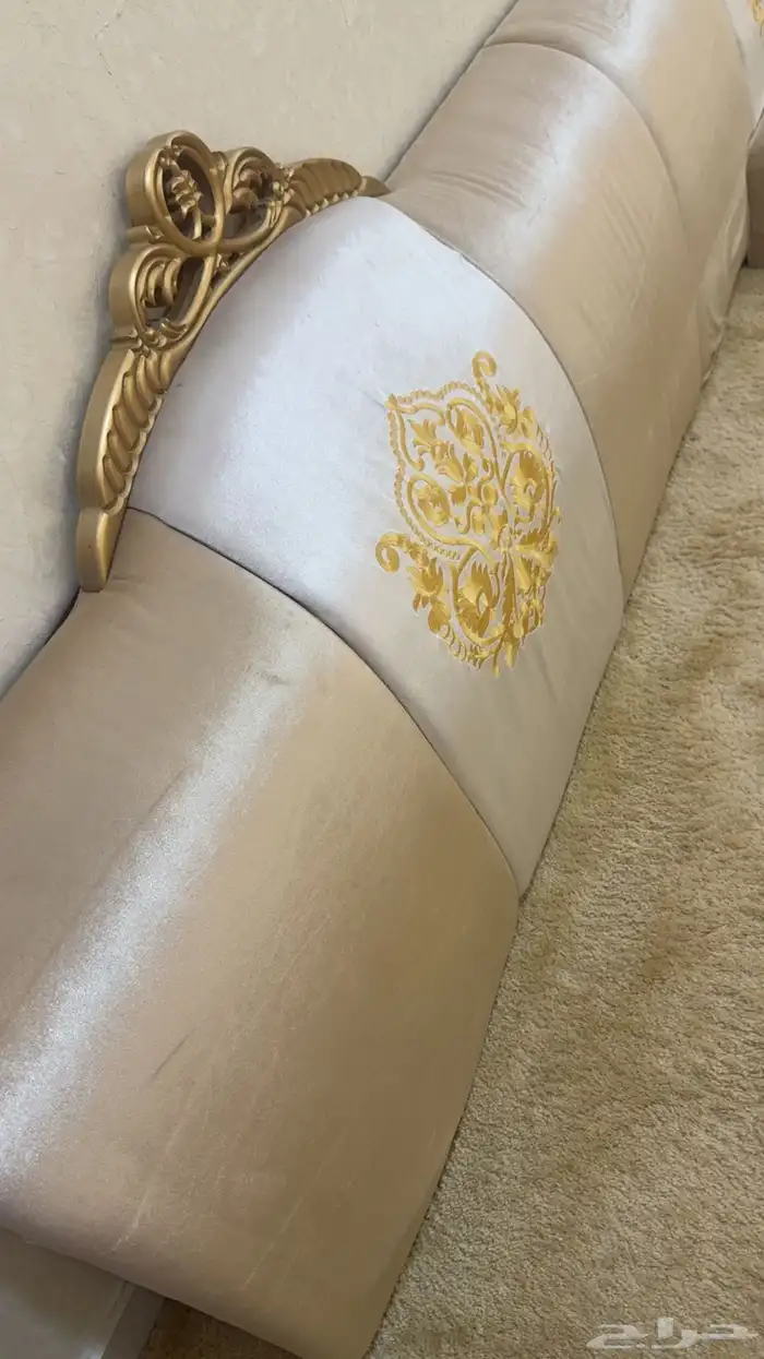 مساند خشب وفرشه وطاولة قزاز مراية مع خدمه اربع طاولات 1