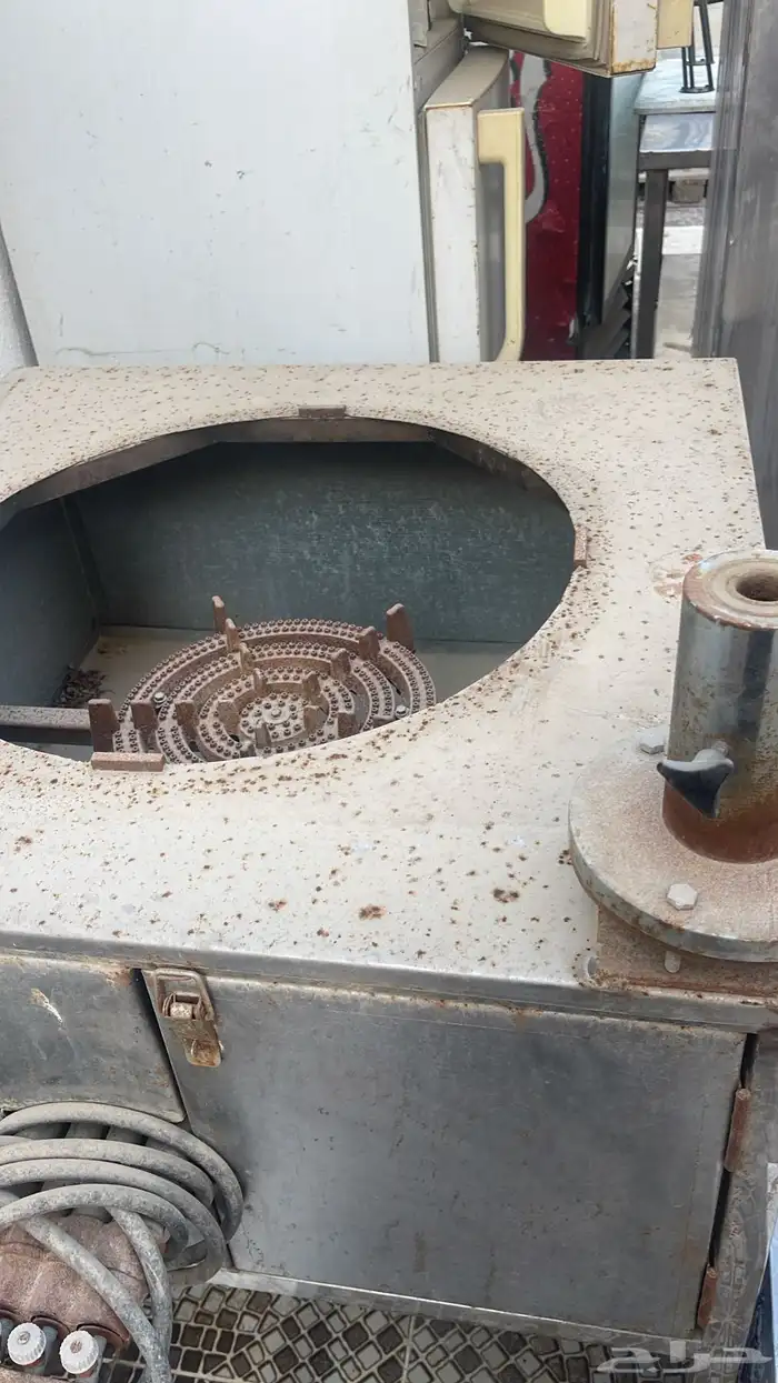 مكينة شاورما وثلاجه دوالب بابين ومكينة لقيمات مع قاعدتها 0