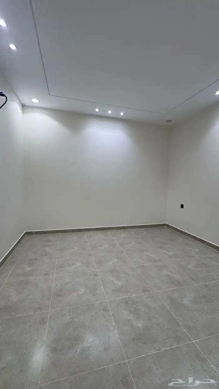 للبيع شقه 6 غرف مع سطح مصعد جاهز 550 الف حى الضيافه 17