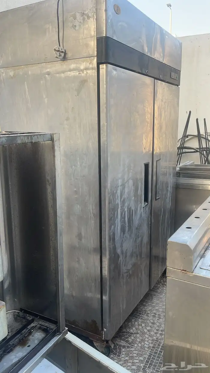 مكينة شاورما وثلاجه دوالب بابين ومكينة لقيمات مع قاعدتها 5