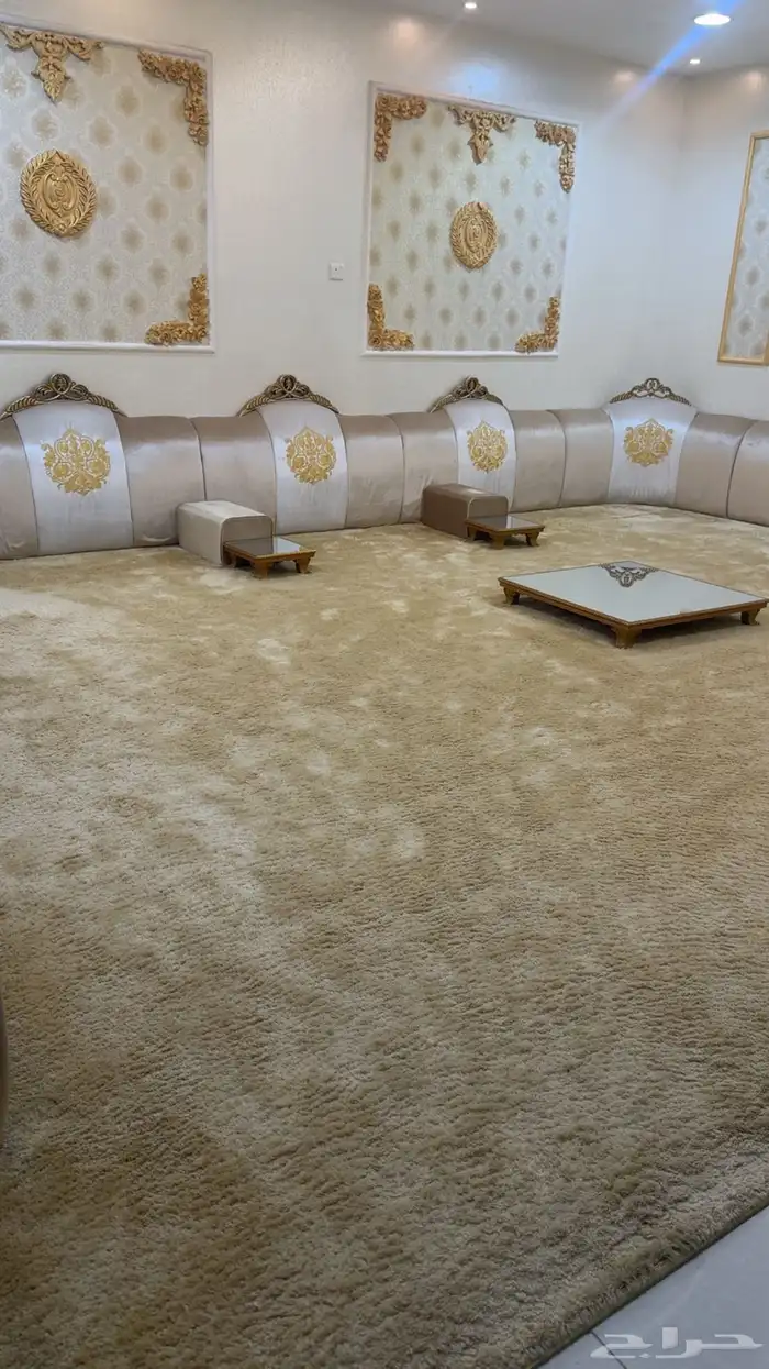 مساند خشب وفرشه وطاولة قزاز مراية مع خدمه اربع طاولات 0