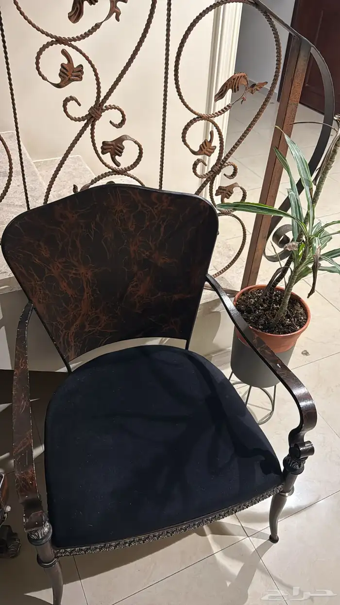اثاث نظيف للبيع (طاوله - كنبتين) 1