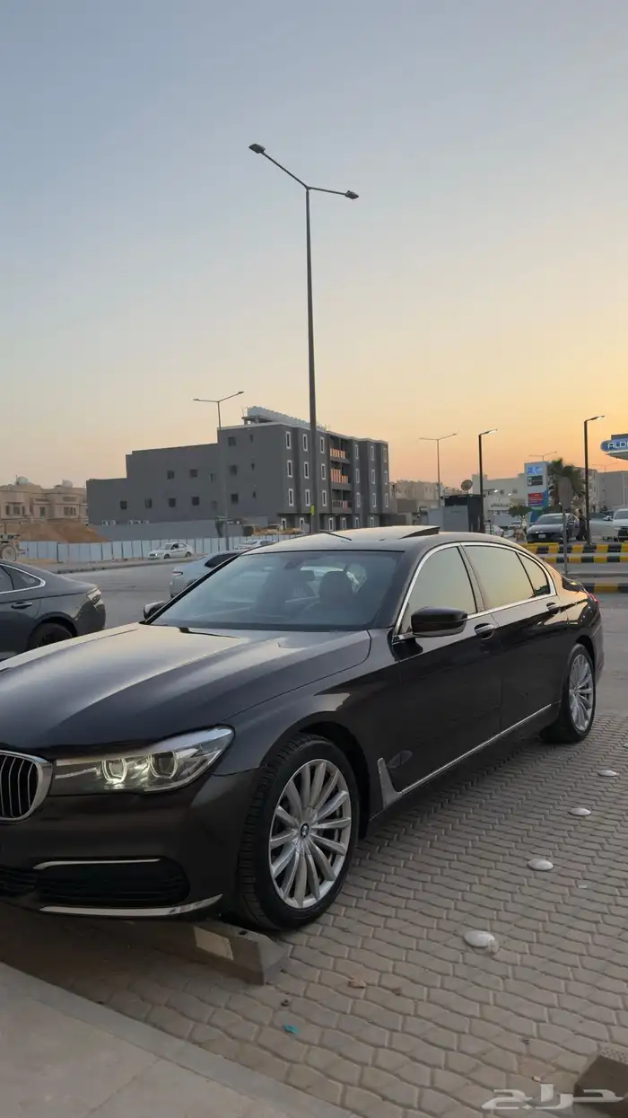 بي ام دبليو BMW 730il موديل 2018 اللون عودي 17