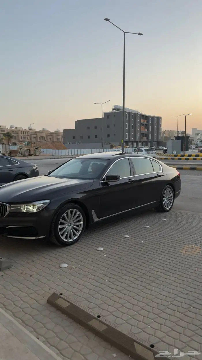 بي ام دبليو BMW 730il موديل 2018 اللون عودي 12