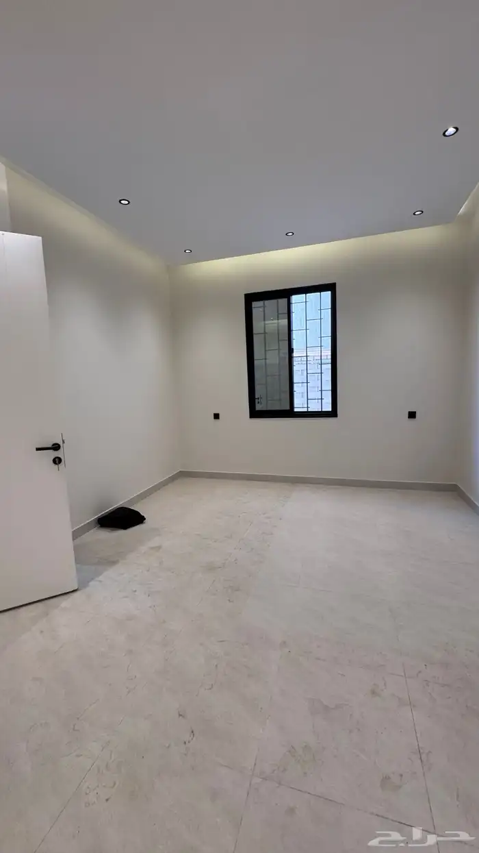 للبيع روف علوى مع ملحق مداخل مستقله من 600 الف بالخميس 7