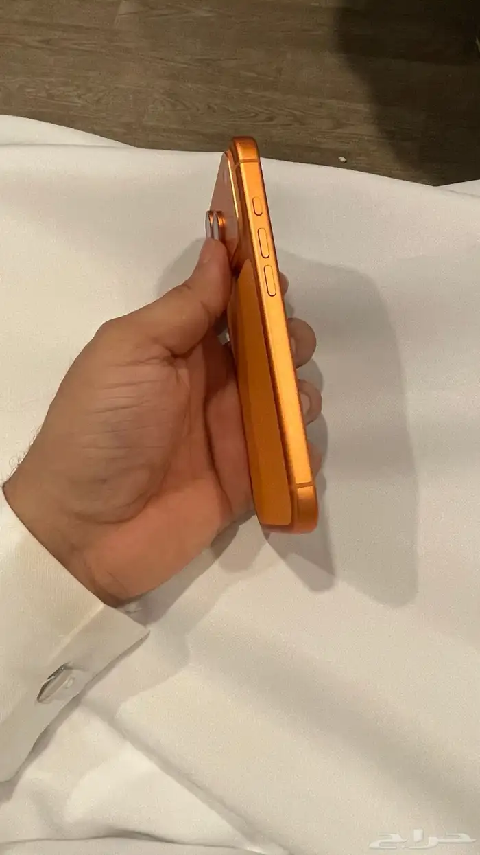 جوال ايفون 17 برو برتقالي 4