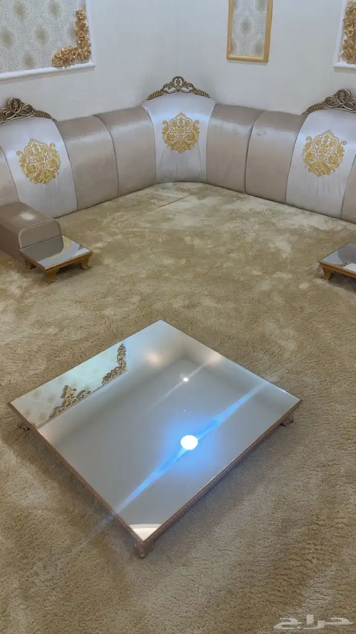 مساند خشب وفرشه وطاولة قزاز مراية مع خدمه اربع طاولات 2