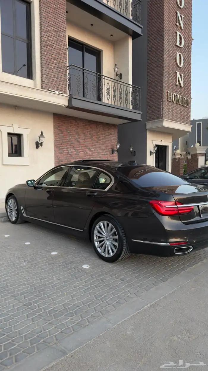 بي ام دبليو BMW 730il موديل 2018 اللون عودي 0