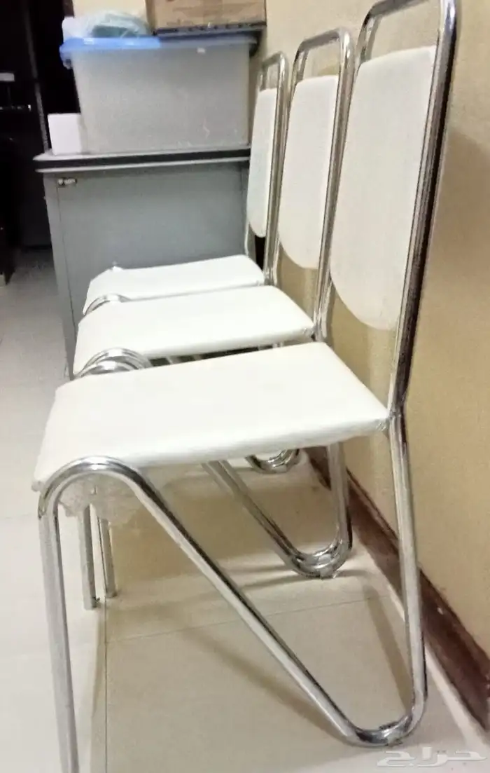 للبيع عدد 50كرسي 14 طاولة بحالة جيدة 1