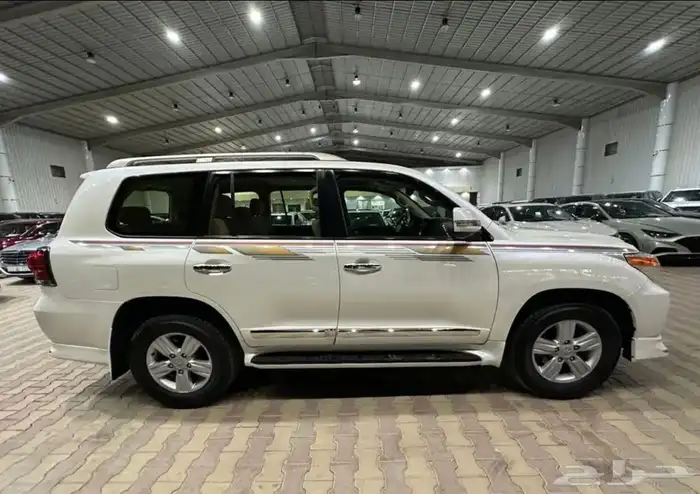 تويوتا لاندكروزر GXR موديل 2014 فل كامل بريمي 3