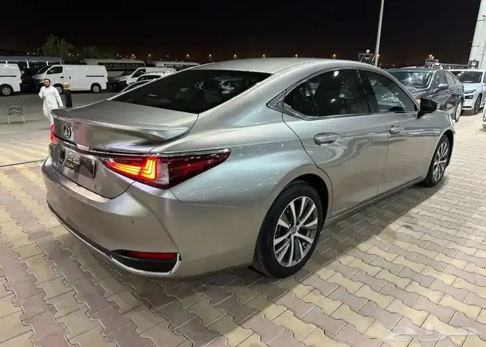 لكزس ES300 موديل 2019 هايبرد نضيف 18