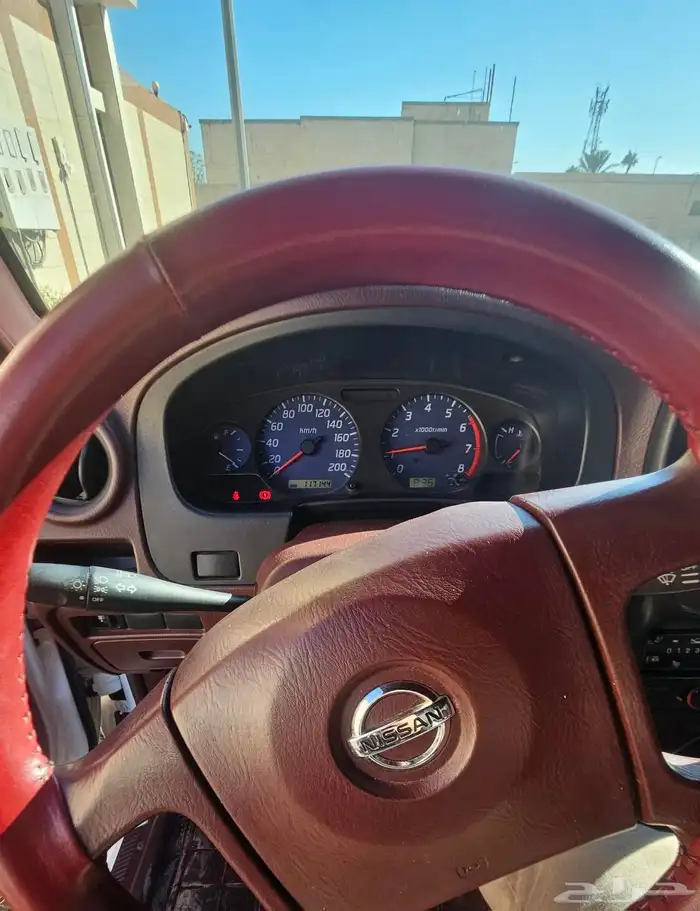 للبيع وانيت نيسان 2015 ممشى قليل و مشروط 5