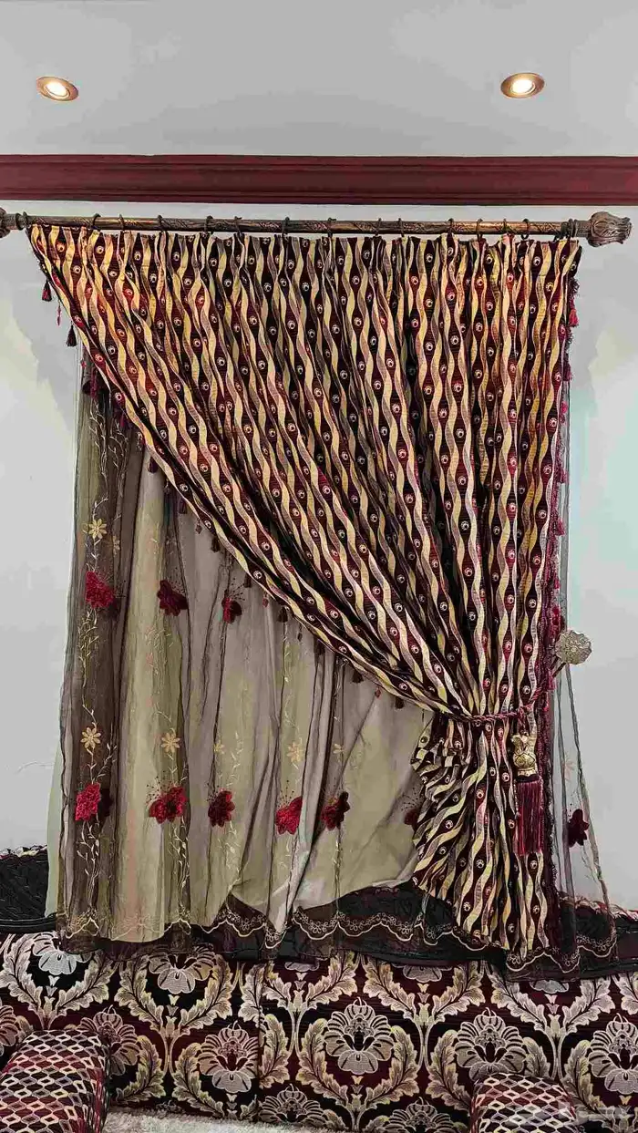 مساند و ستارة و 8 تكايات و فراش مجلس 6 في 4 3