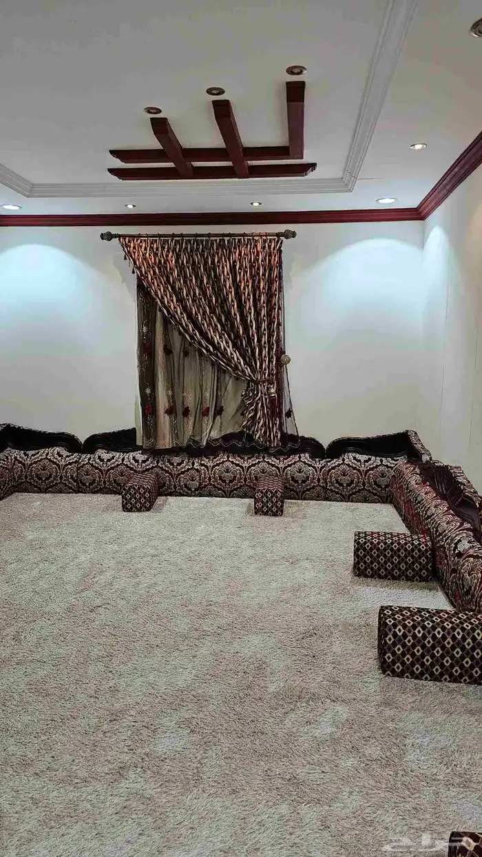 مساند و ستارة و 8 تكايات و فراش مجلس 6 في 4 0