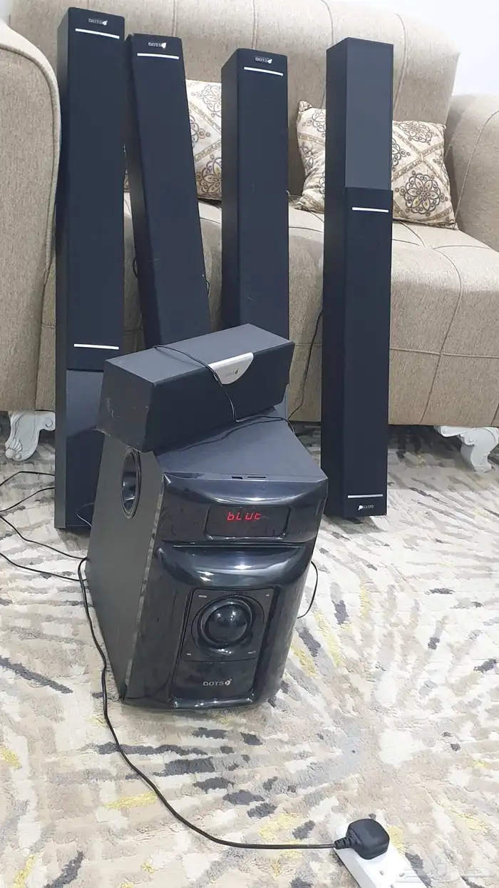 اغراض للبيع ..سماعات منزليه..شاشه ..كرسي قيمنق .. 0