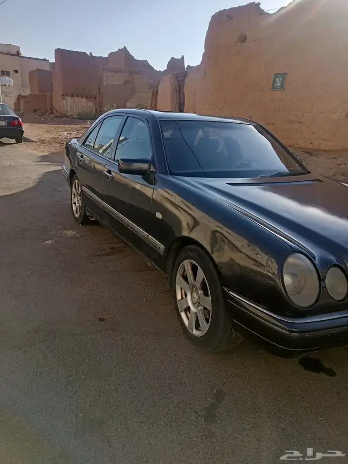 للبيع مرسيدس بنزين طراز المركبه 300 2