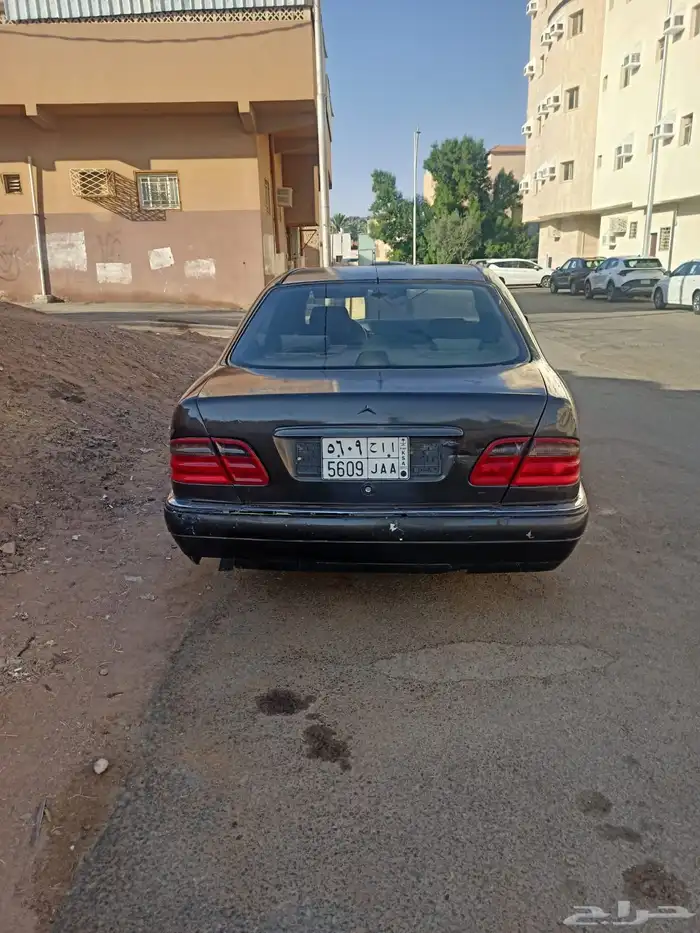 للبيع مرسيدس بنزين طراز المركبه 300 1
