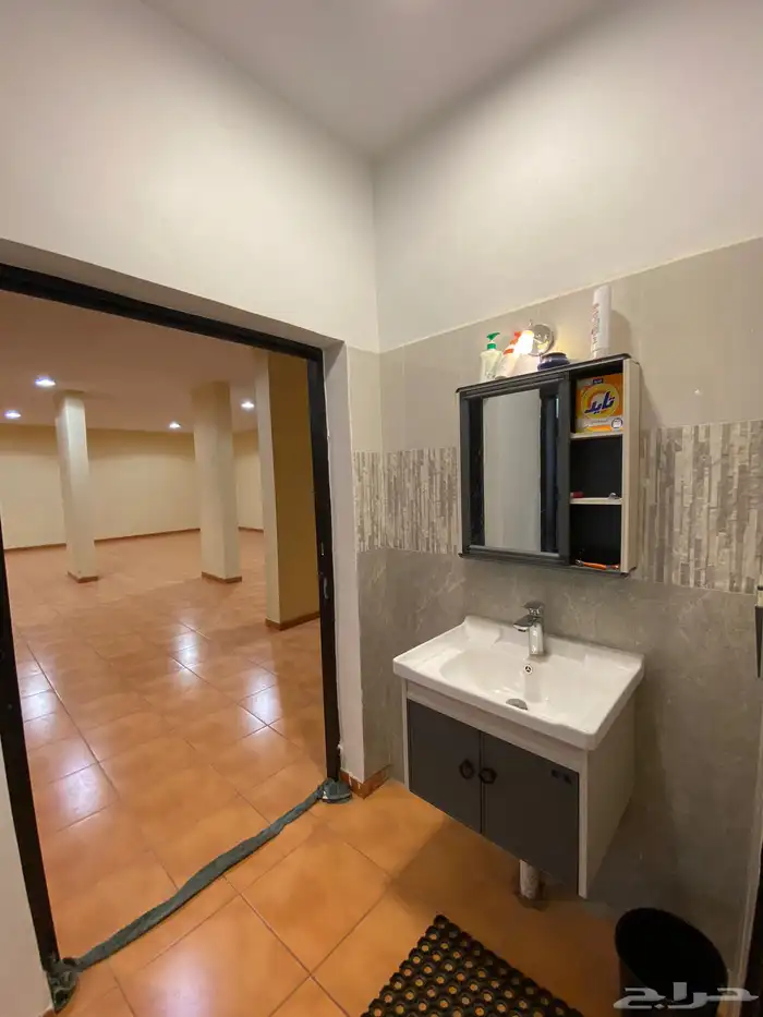 بدروم مستودع و يوجدفيه غرفة مؤثثة 8