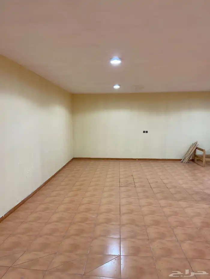 بدروم مستودع و يوجدفيه غرفة مؤثثة 5