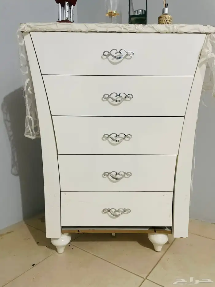 دولاب تحف ووحدة ادراج 200 قابل للتفاوض 1