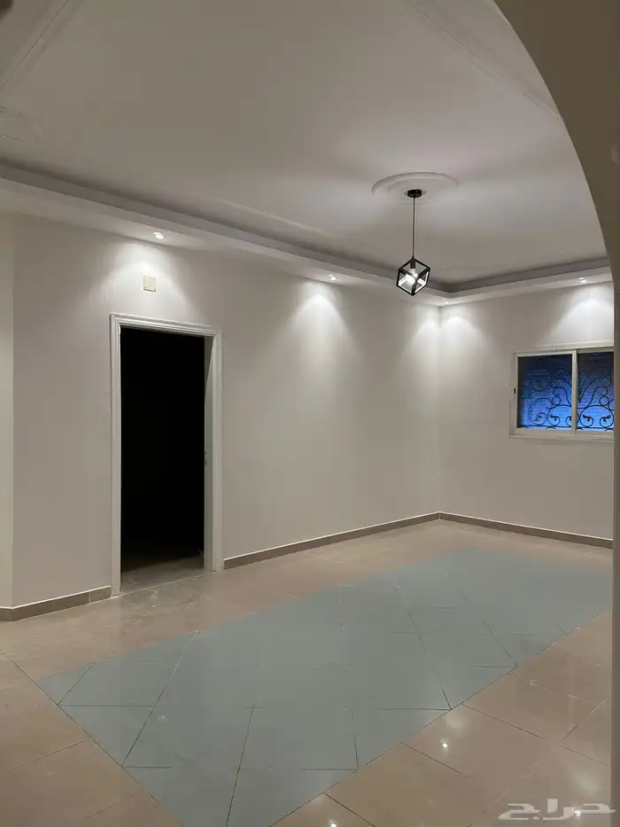 شقة 3 غرف وصالة مكيفات ومطبخ راكب حي الحمراء 1