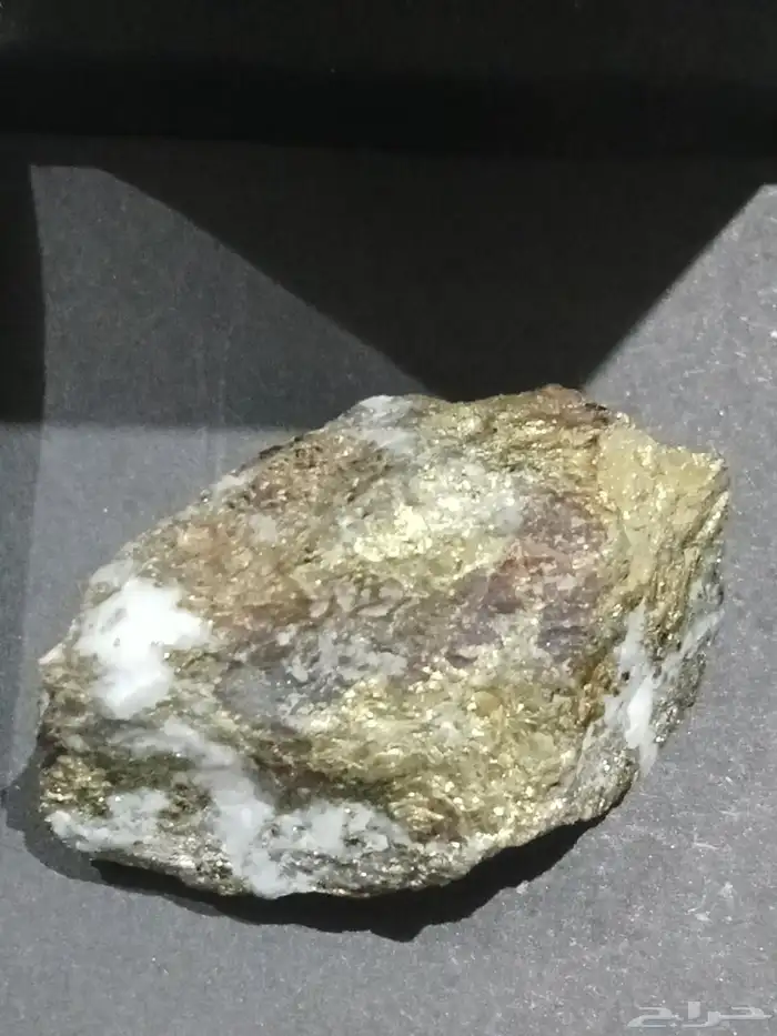 حجر مطعم بالذهب 4