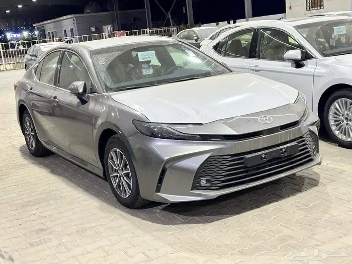 تويوتا كامري E بنزين استاندر اللون تيتانيوم موديل 2025 2