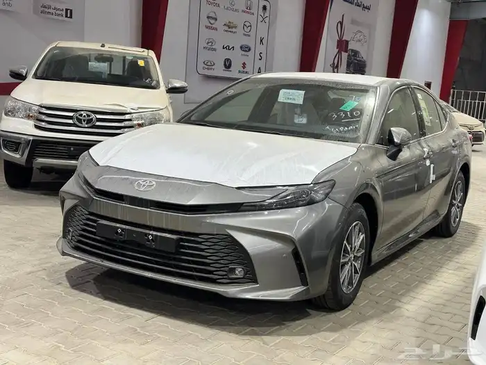 تويوتا كامري E بنزين استاندر اللون تيتانيوم موديل 2025 0