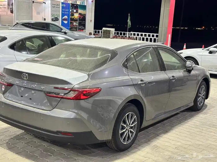 تويوتا كامري E بنزين استاندر اللون تيتانيوم موديل 2025 3